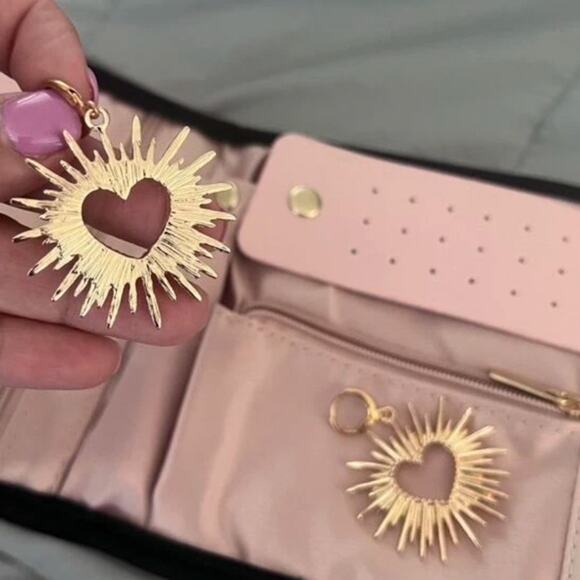 GORGEOUS VIRGIN MARYS HEART Gold Drop Dangle Earrings - Picture 6 of 9